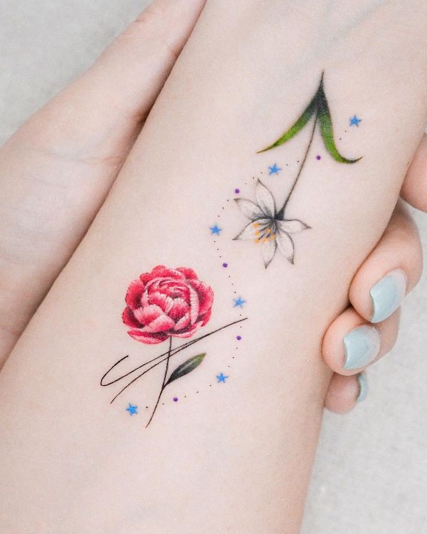 Tatuaggio con fiori e stelle di @zihong_tattoo