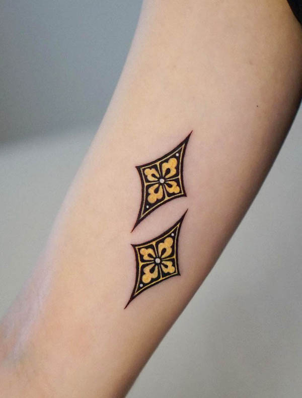 Tatuaggio a forma di stella da @n.o.u.v.e.a.u