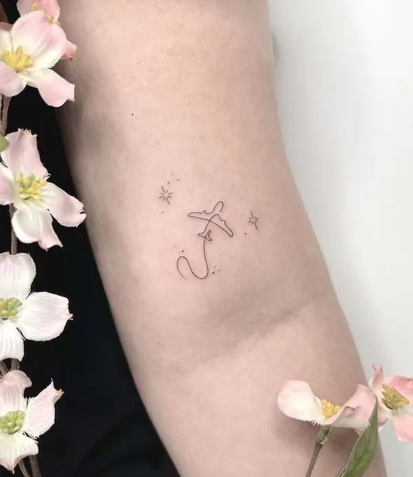 Piccolo aereo minimalista tatuato da @kiristattoo