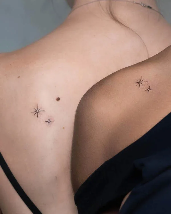 Tatuaggi di sorelle con piccole stelle di @miagldstn