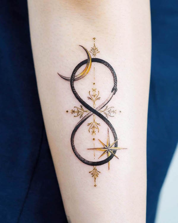 Tatuaggio Infinity ouroboros star and moon di @norangtattoo