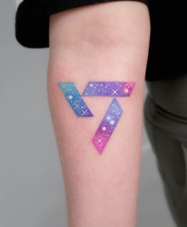 Tatuaggio dell'universo triangolare di @tattooist_sigak