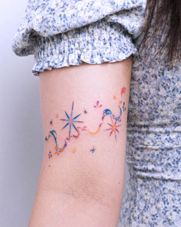 Un'esplosione di colori tatuaggio a stella di @vitchin_tattoo