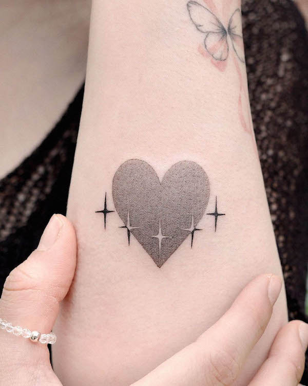 Tatuaggio con cuore e stella di @choiyun_tattoo