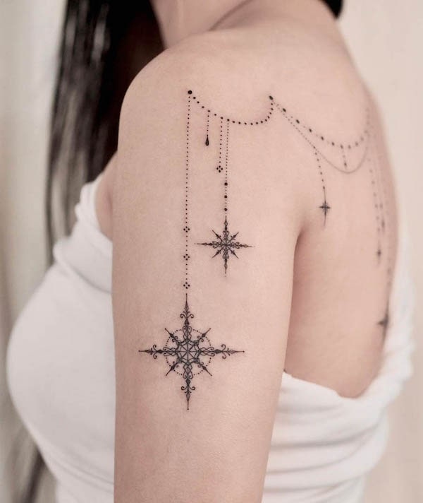 Tatuaggio con ciondolo a forma di stella nautica da @takeiteasyluv