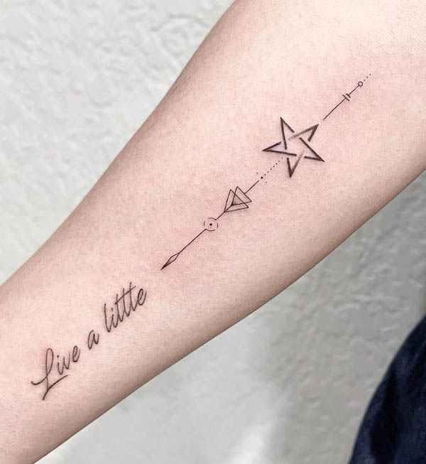 Tatuaggio con stella con citazione ispiratrice di @tsai_tattoo