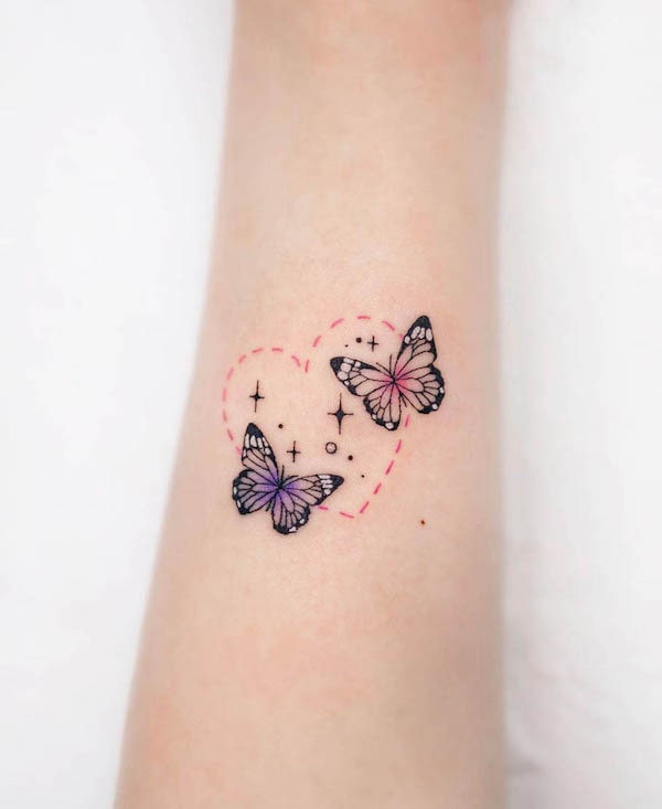 Tatuaggio con stella e farfalla di @malang.ttt