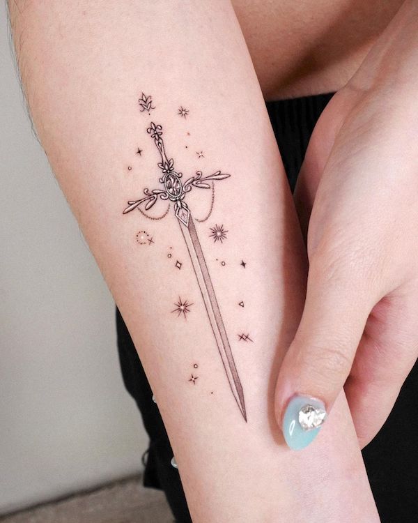 Tatuaggio con spada e stella di @tattooist_solar