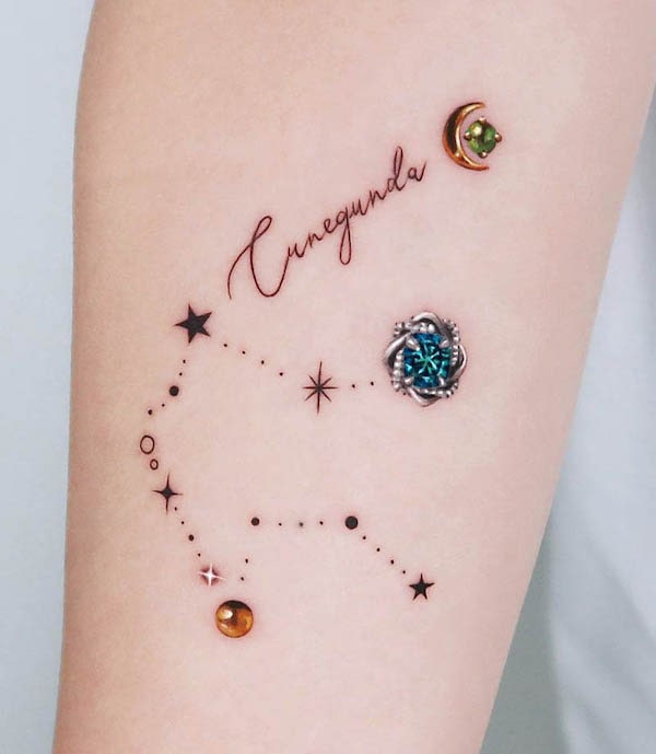 Tatuaggio con pietre e costellazione di stelle di @jooa_tattoo