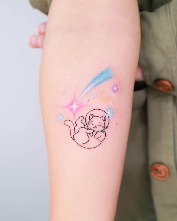 Adorabile tatuaggio con gatto e stella cadente di @guseul_tattoo