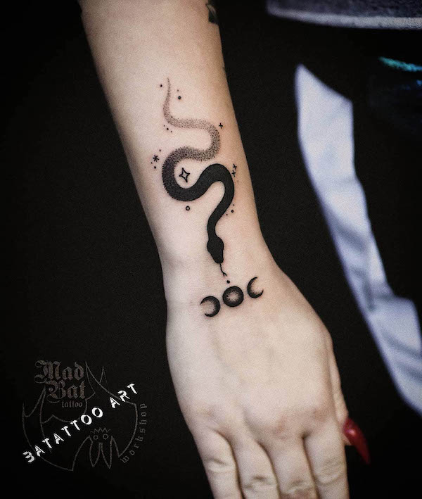 Tatuaggio del polso con serpente e stella di @batattoo_art