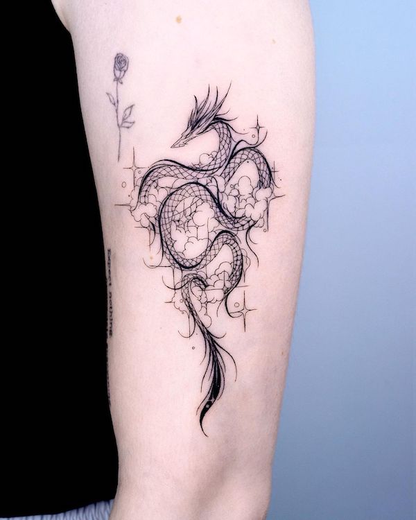 Tatuaggio con drago e stella di @bium_tattoo