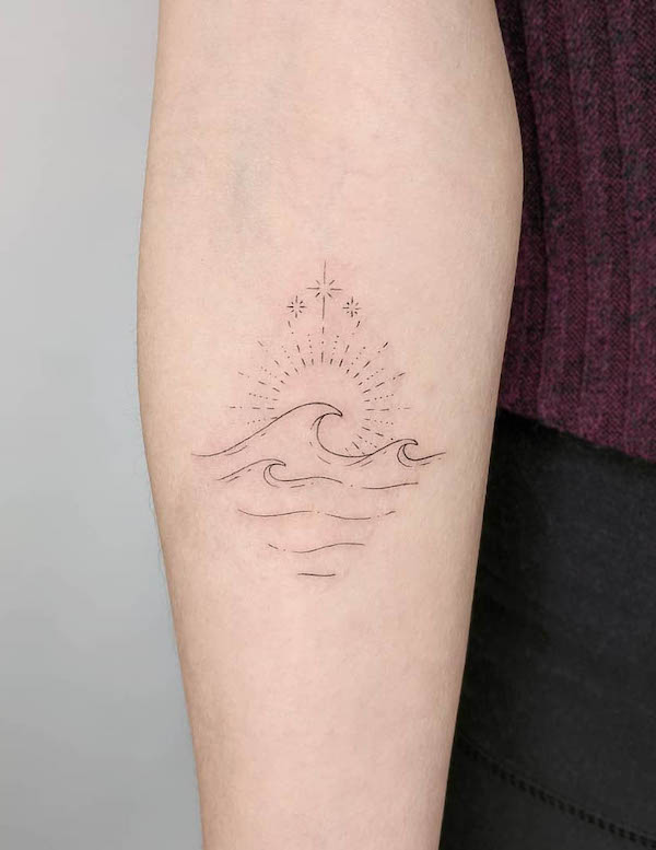 Stelle sole e onde nuovo inizio tatuaggio di @illisit