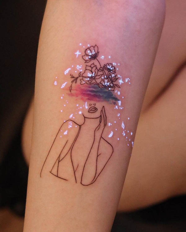 Tatuaggio di stelle astratte luminose di @nhi.ink