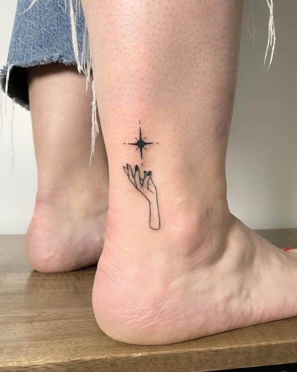 Stella nella mia mano tatuaggio alla caviglia da @kirkbudden