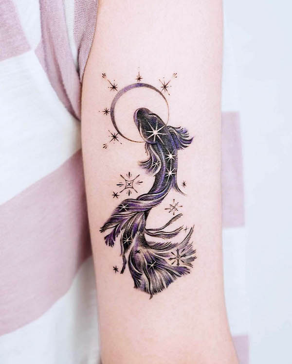 Tatuaggio con pesce Koi e stella di @norangtattoo