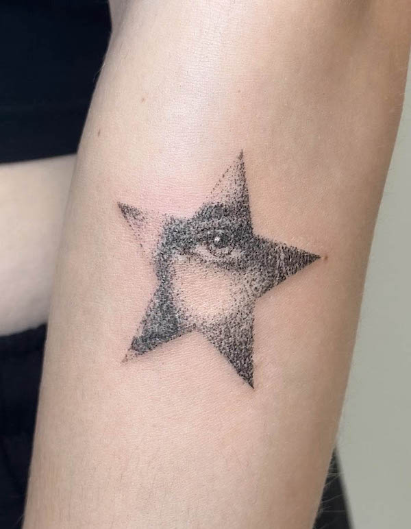 Tatuaggio stella e ritratto realistico di @saschadesmit