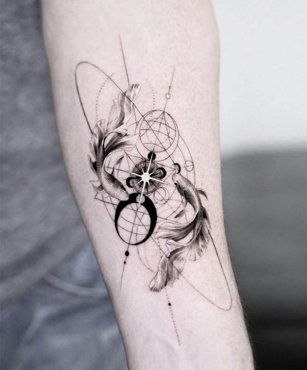 Tatuaggio con doppio pesce koi e stella di @tattooist_bae