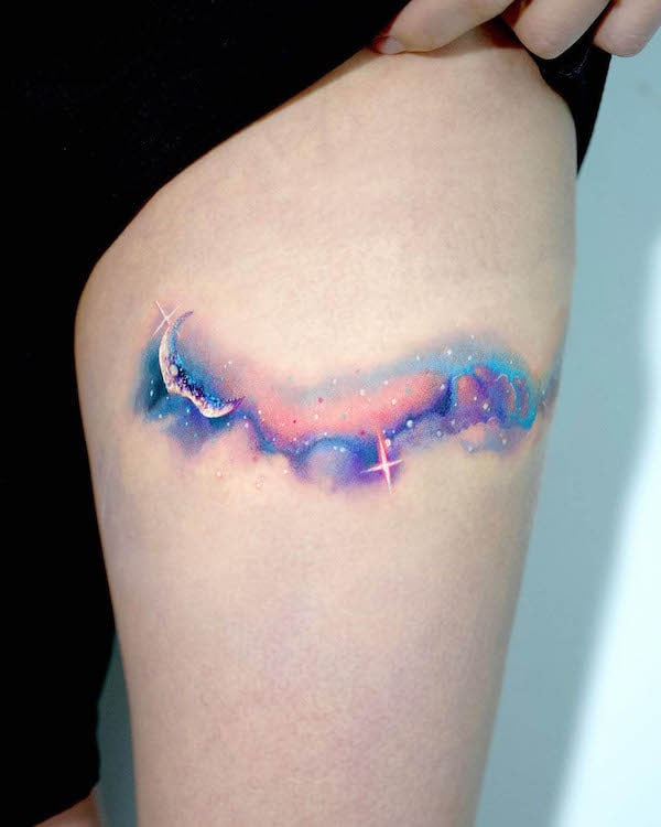 Tatuaggio acquerello aurora sulla coscia di @mooongnyum_tattoo