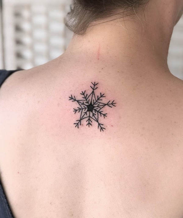 Tatuaggio con stella a fiocco di neve di @lucietattoo