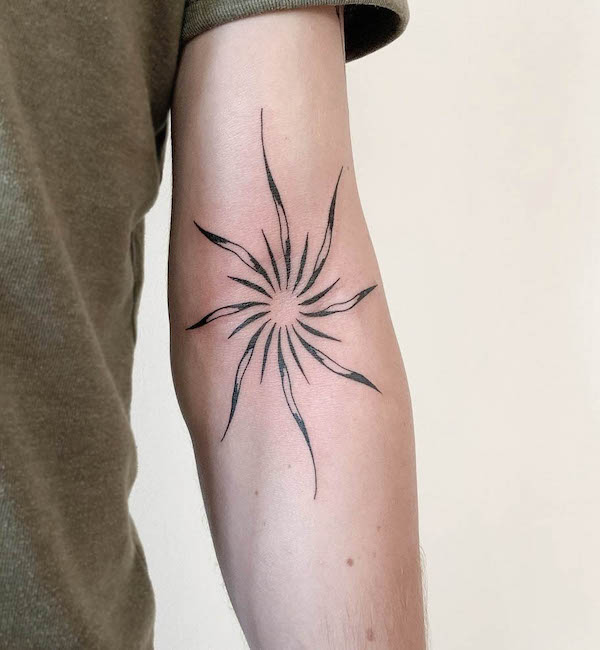 Tatuaggio con stella a spirale di @wimswim