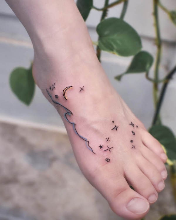 Notte stellata e oceano di @ane_tattoo