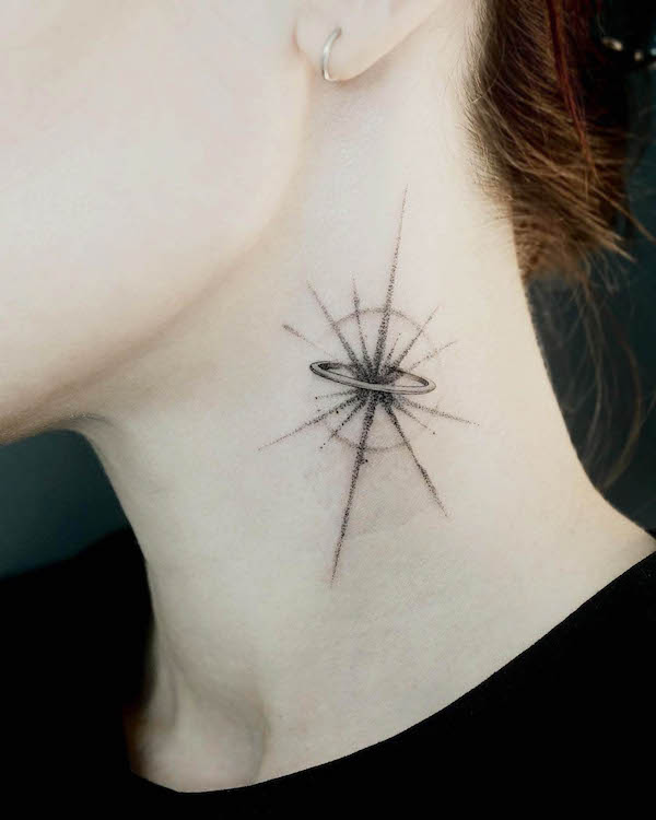 Tatuaggio con stella e cerchio sul collo di @flashlightuniverse