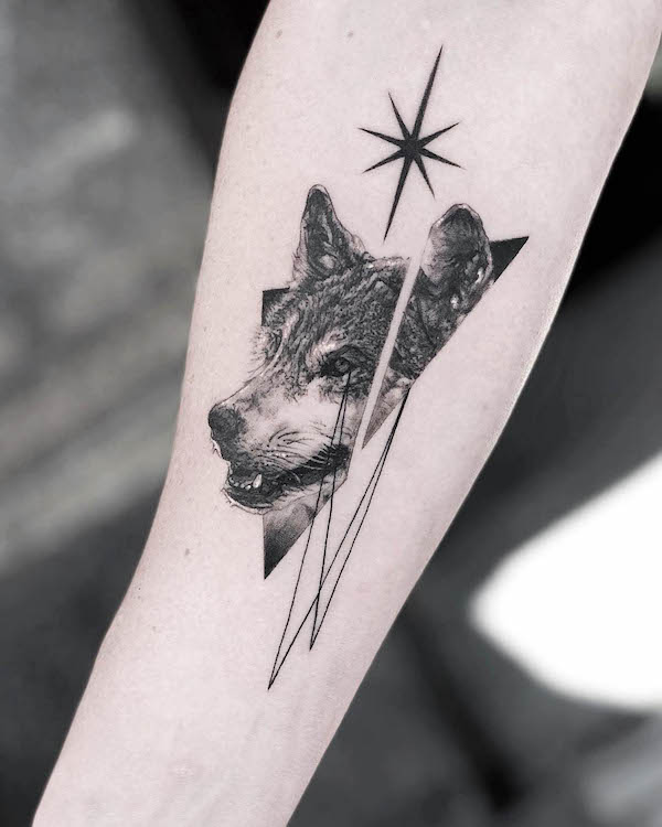 Tatuaggio con lupo e stella di @victordelfuey