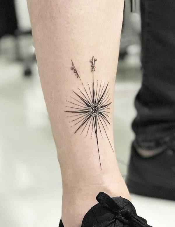 Tatuaggio di stella guida sul polpaccio di @ayhanmetin