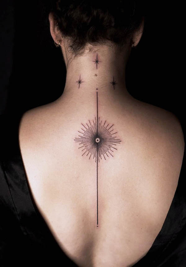 Tatuaggio della colonna vertebrale con sole e stelle di @flashlightuniverse