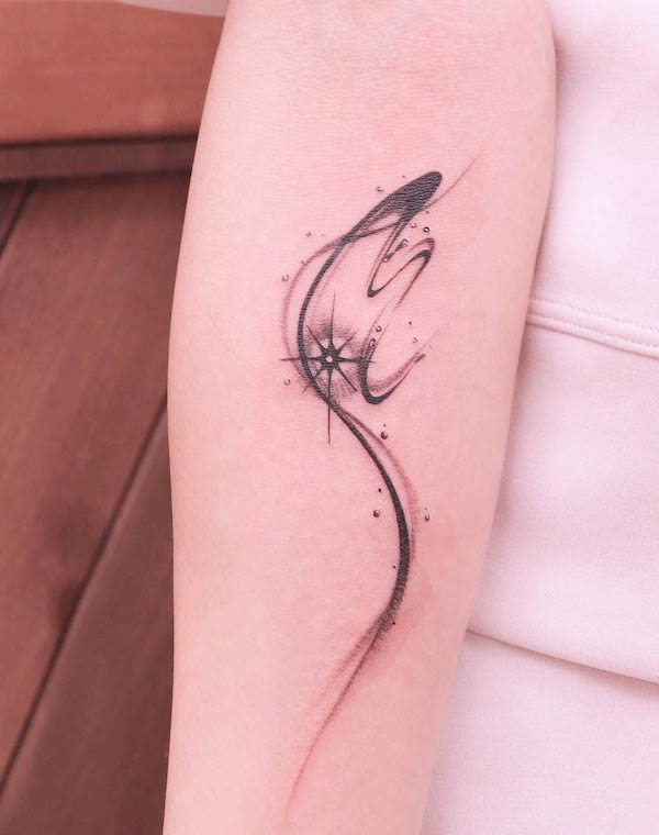 Tatuaggio con iniziale M e stella polare di @irislamht