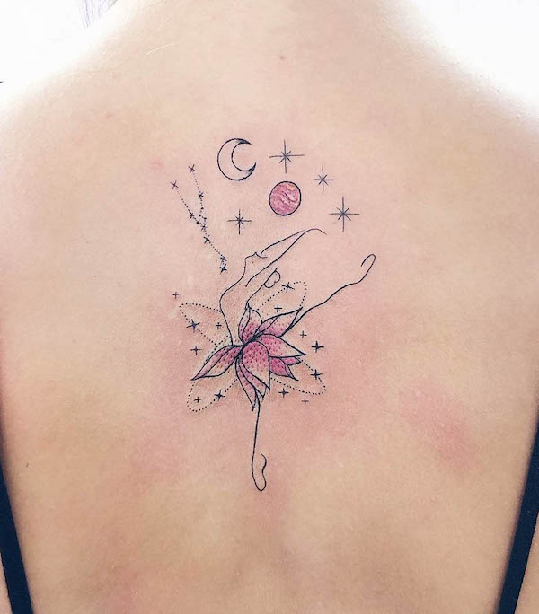 Tatuaggio con loto danzante e universo sulla schiena di @luanadorea