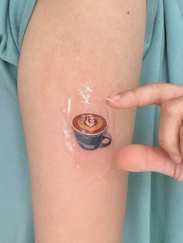 Tatuaggio con tazzina di caffè di @dianaiitattoo