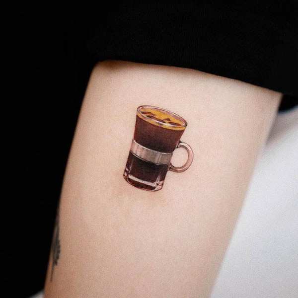 Tatuaggio di caffè con realismo carino di @youngchickentattoo