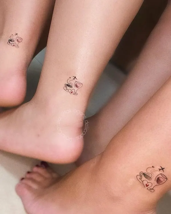 Tatuaggi di amicizia alla caviglia di @tatuagens_deliicadas