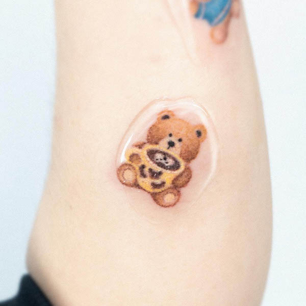 Tatuaggio con orsetto e caffè di @daraktattoo