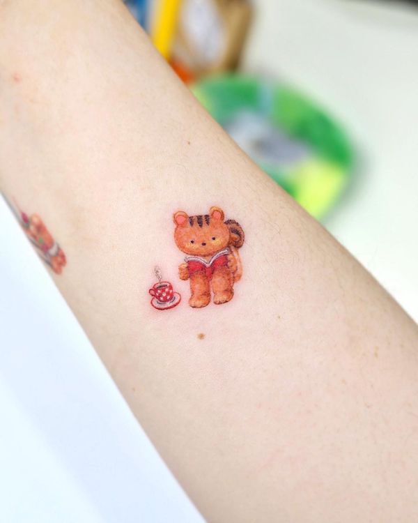 Tatuaggio carino con cartone animato e caffè di @second.pin