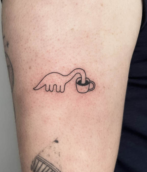 Dinosauro dipendente dal caffè tatuato da @dino_et_fee