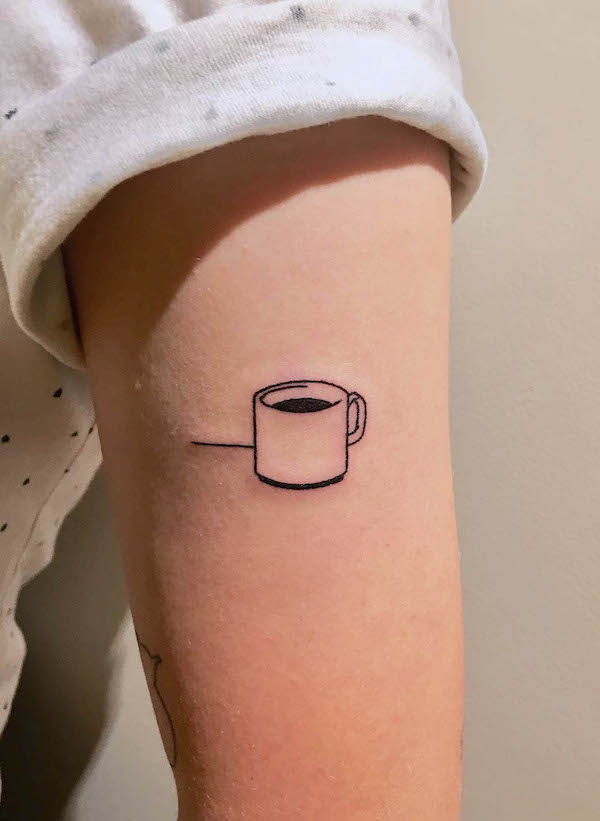 Tatuaggio semplice con il caffè fatto a mano da @handpokesnorthshore
