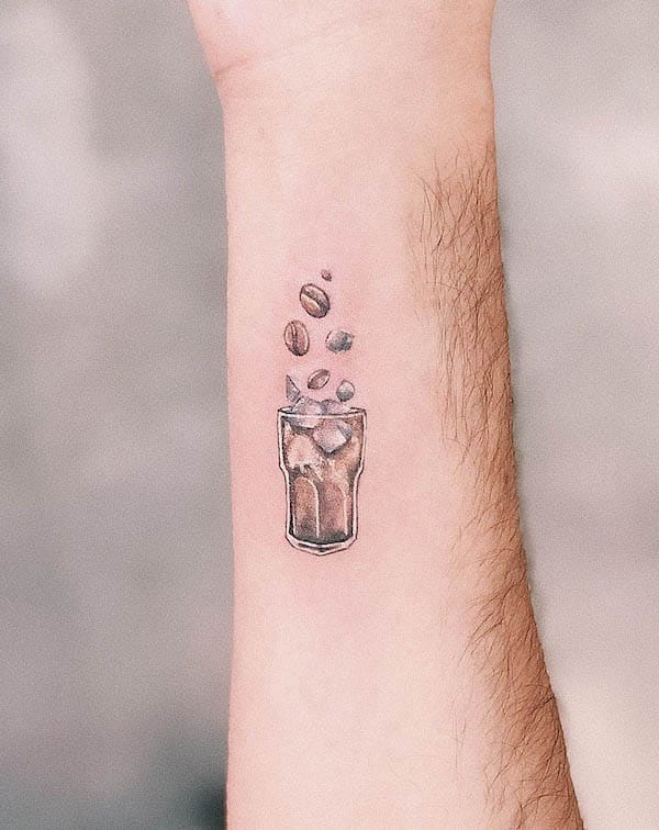 Piccolo tatuaggio con caffè freddo di @la_analau