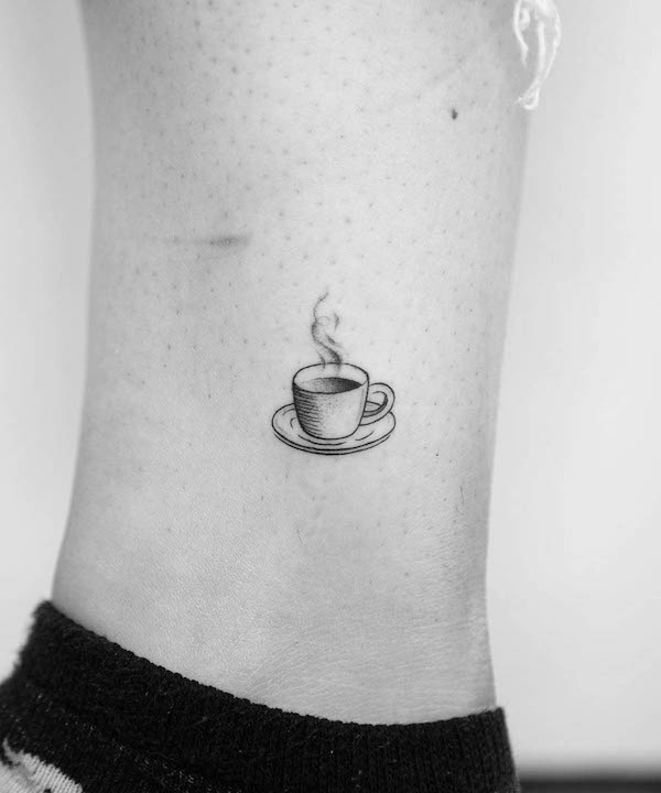 Tatuaggio semplice alla caviglia con caffè di @studiodaveink