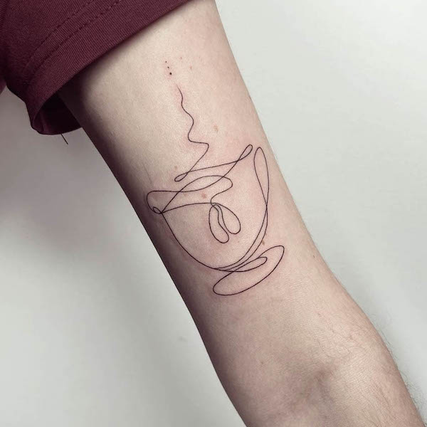 Tatuaggio astratto a linea singola sul caffè di @kamilburta_ink
