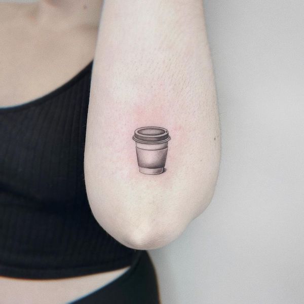 Piccolo tatuaggio di caffè sul gomito di @zoeylinink