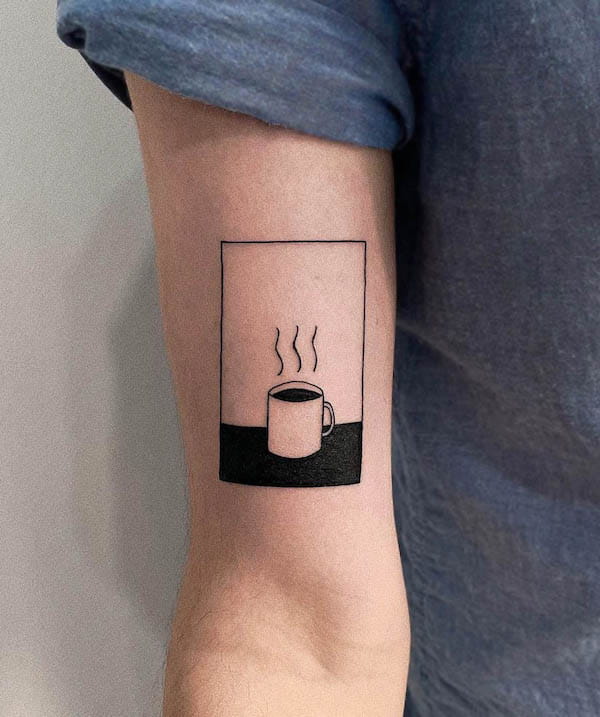 Tatuaggio minimalista con caffè di @cadinktattoo