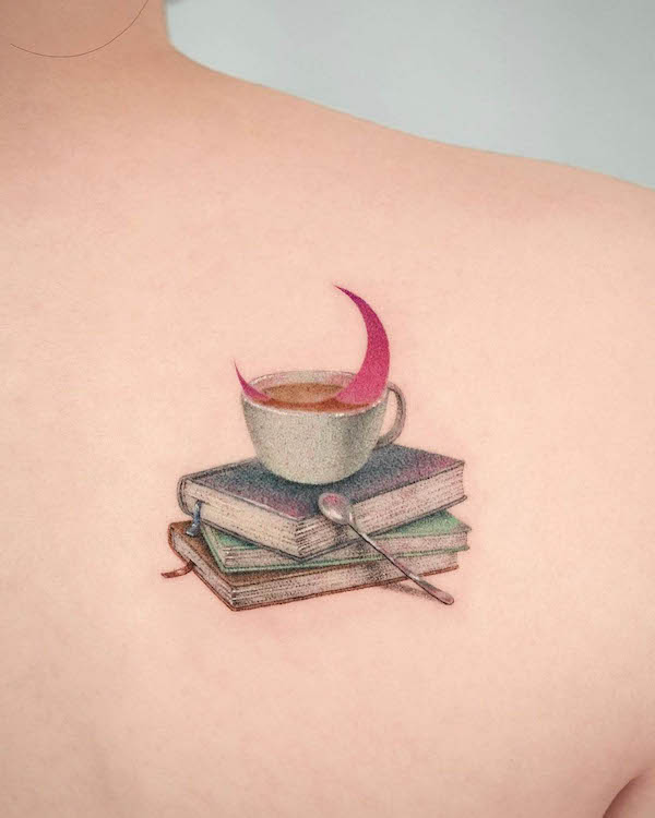Tatuaggio con libri e caffè di @tattooist_basil