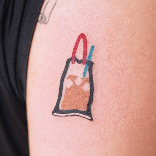Tatuaggio con caffè da asporto di @honestbobtattoos