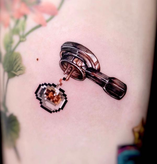 Tatuaggio Pixelated Coffee portafilter di @newtattoo_demi