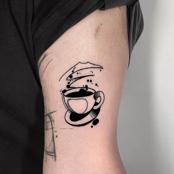 Tatuaggio astratto con caffè di @simona.knot_