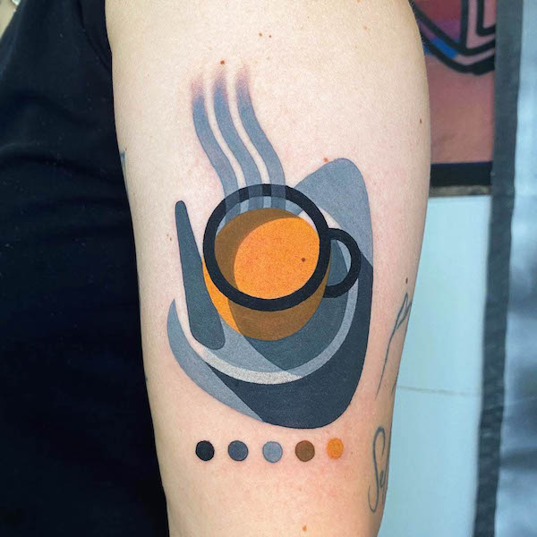 Tatuaggio contemporaneo con caffè di @mambotattooer