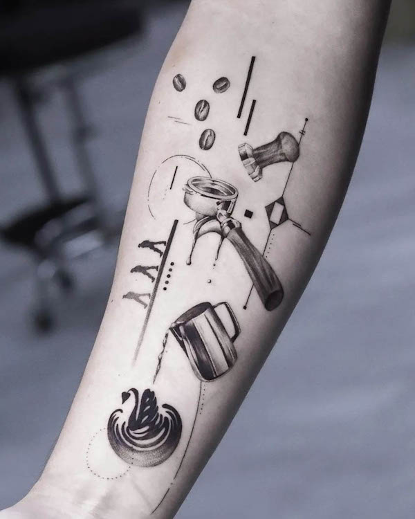 Tatuaggio geometrico con strumenti per il caffè di @deartattoohk